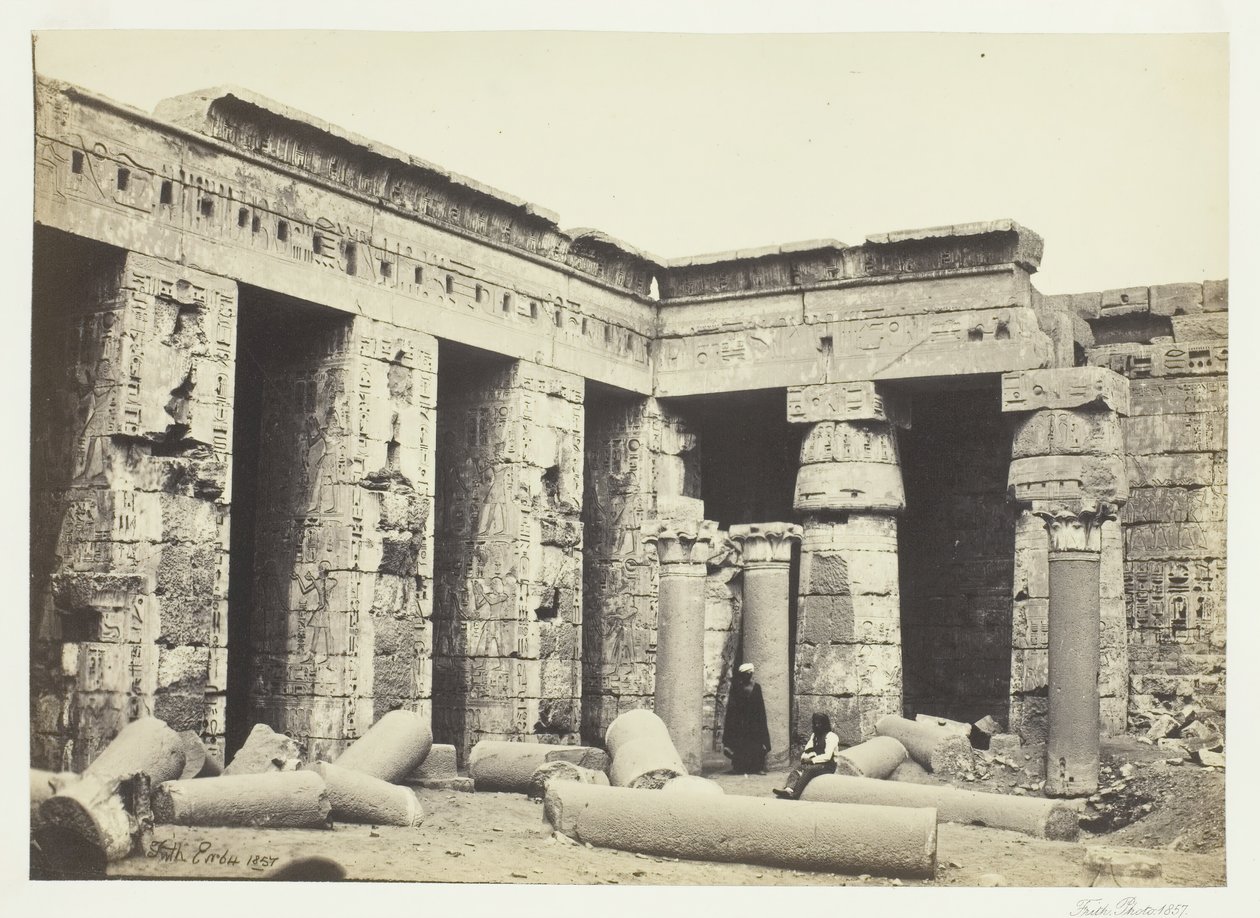 Medinet Habbos inre domstol, Thebe, 1857. av Francis Frith
