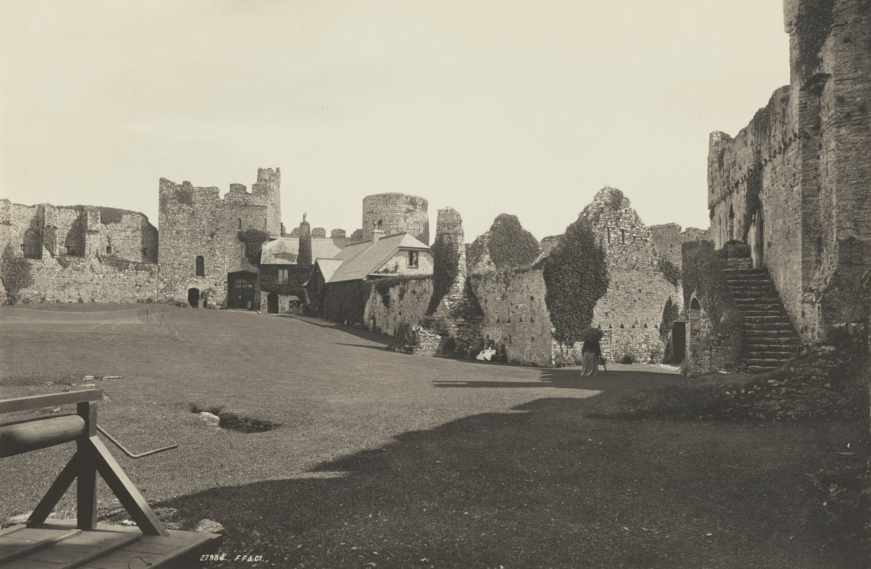 Borggården vid Manorbier Castle, Wales av Francis Frith