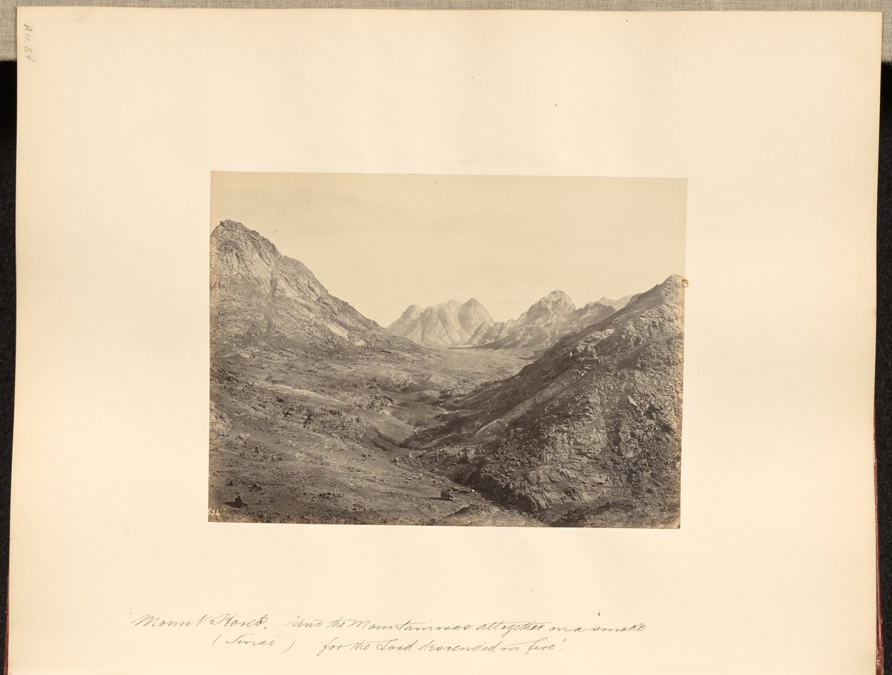 Berget Horeb (Sinai), "och hela berget låg i rök, ty Herren steg ned i eld". av Francis Frith