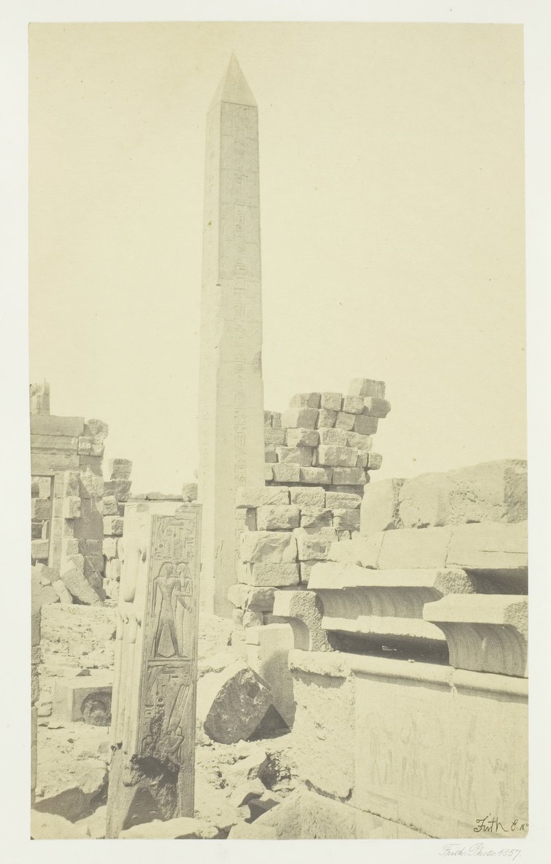 Obelisk och granit lotuspelare, Karnac, 1857. av Francis Frith