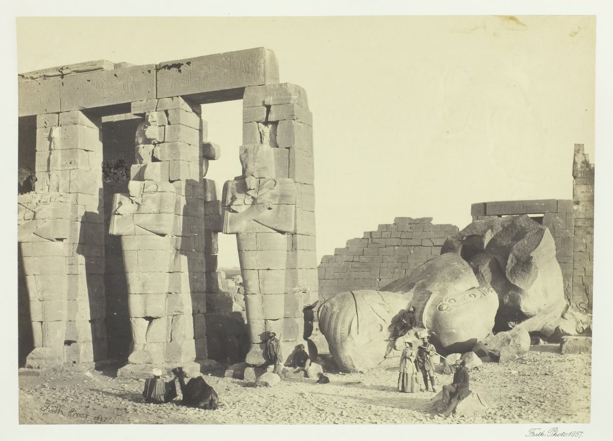 Osiris pelare och den stora stupade kolossen, vid Memnonium, Thebe, 1857. av Francis Frith