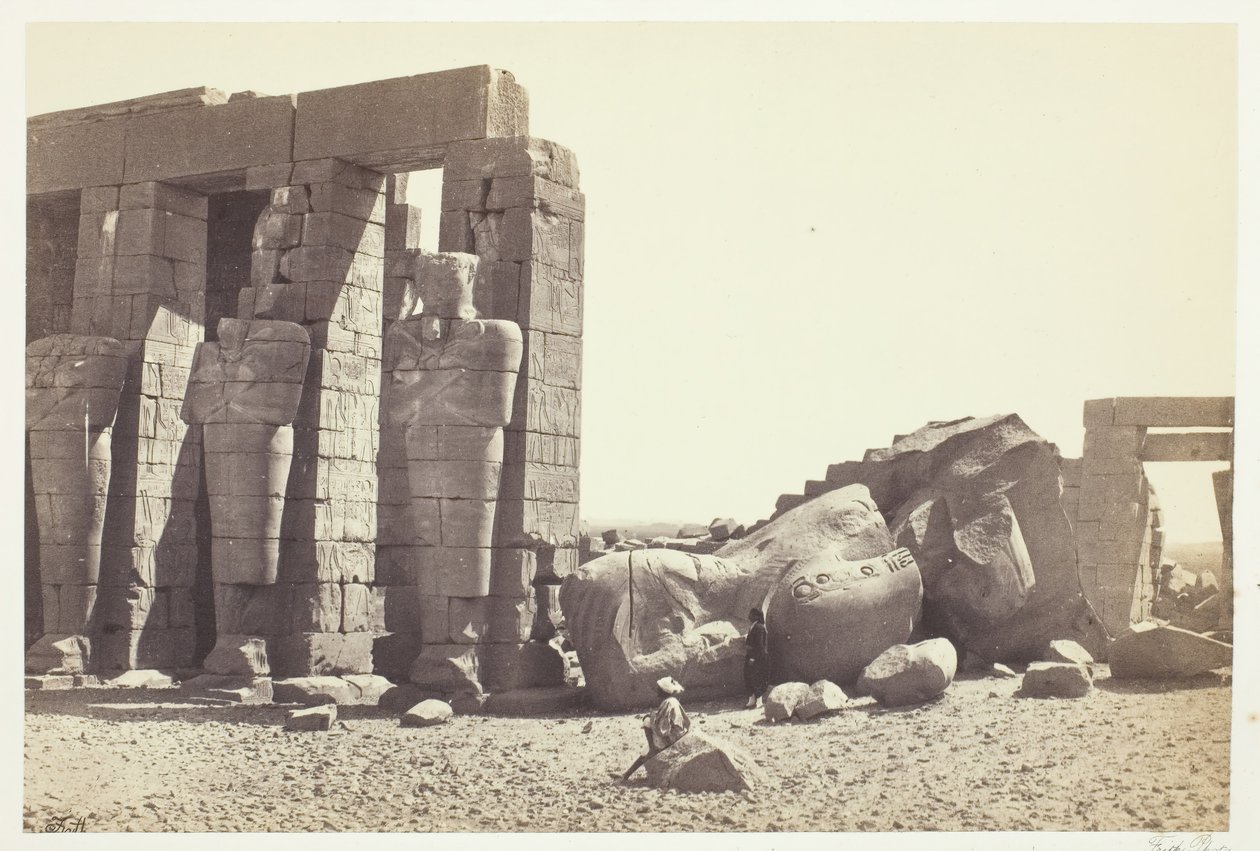 Osiride-pelare och den stora stupade kolossen, ca. 1857, tryckt 1862. av Francis Frith