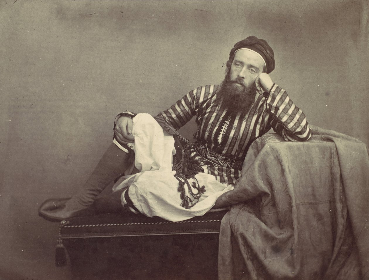 Porträtt, turkisk sommardräkt, 1857. av Francis Frith