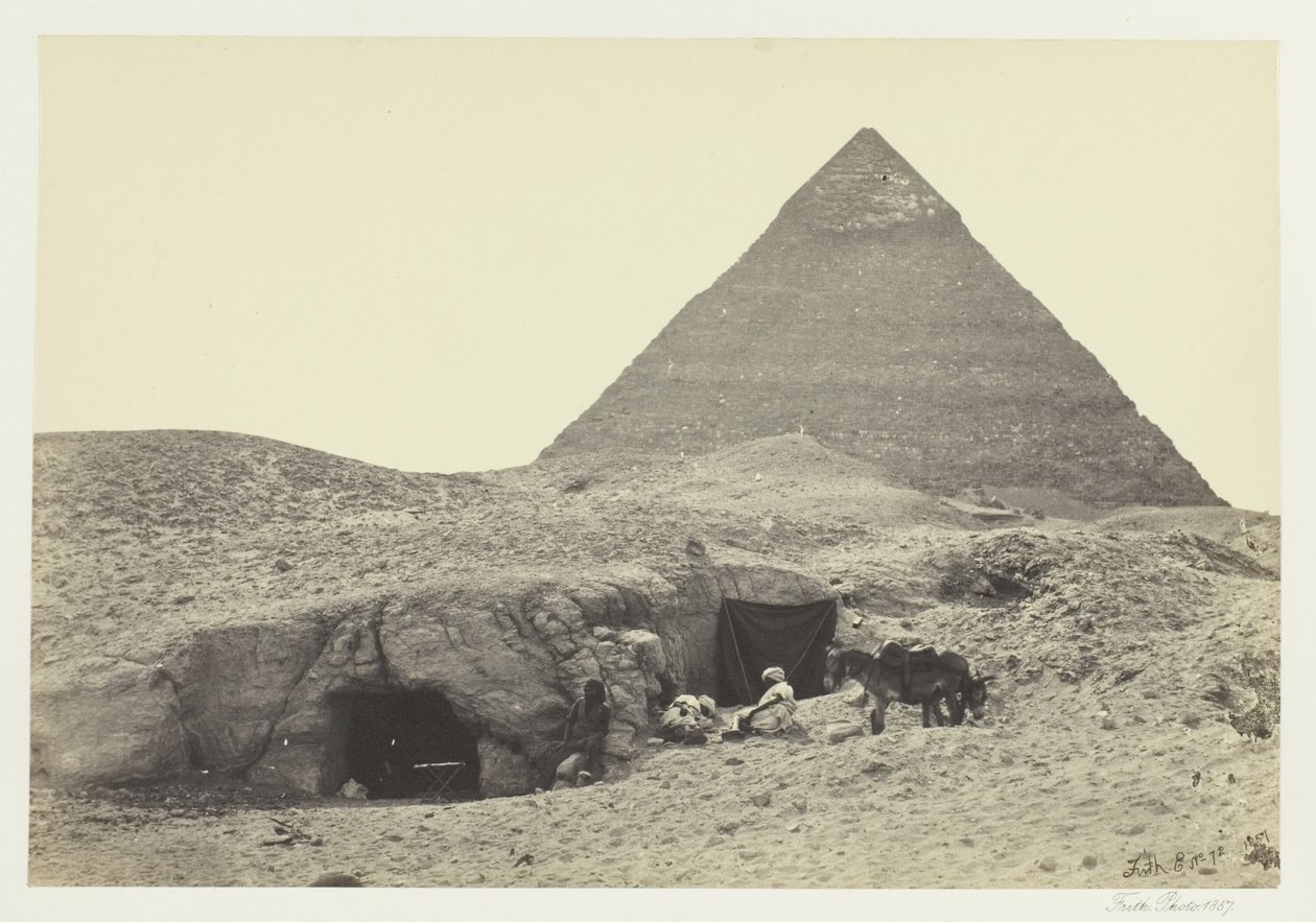 Klipptomber och Belzonis pyramid, Gizeh av Francis Frith