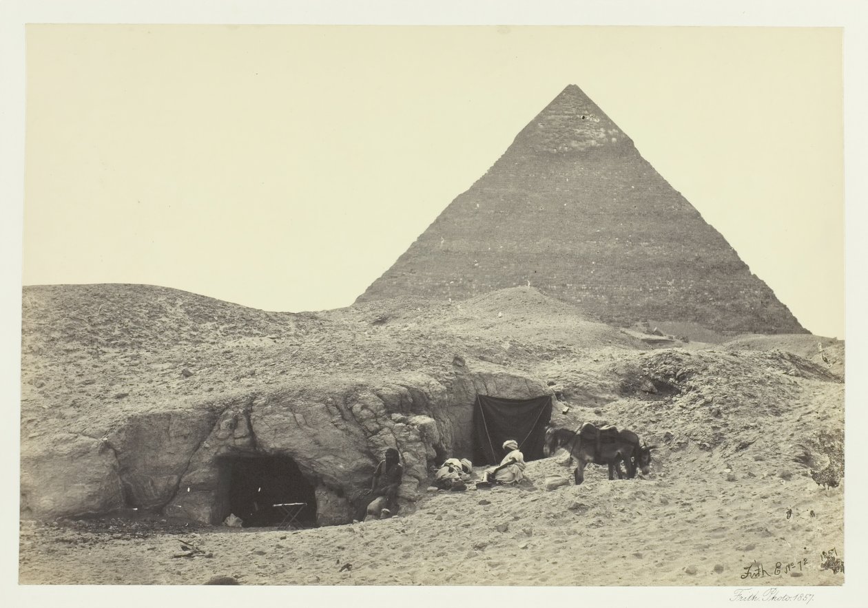 Klippgravar och Belzonis pyramid, Gizeh, 1857. av Francis Frith