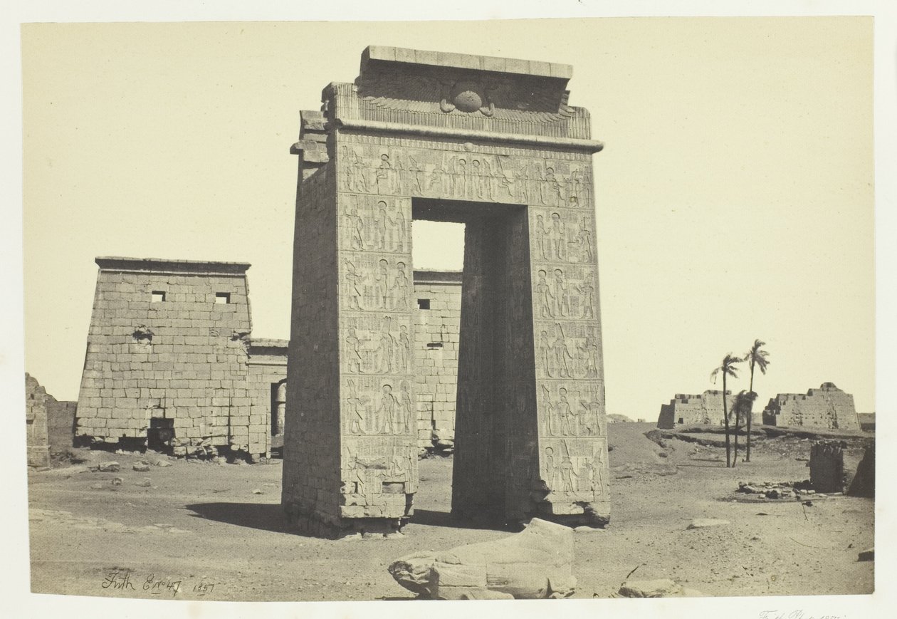 Skulpterad port, Karnac av Francis Frith