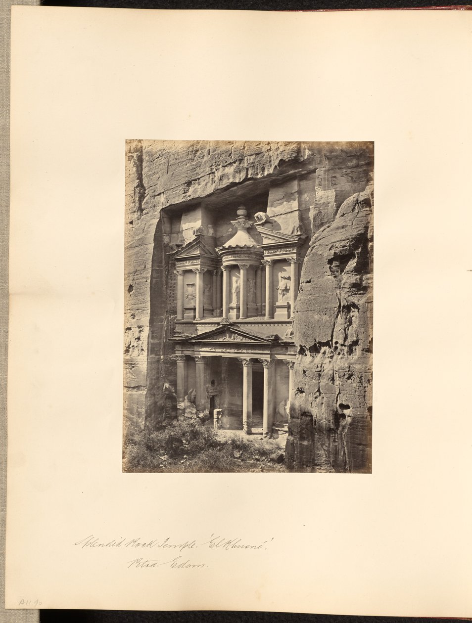 Fantastiskt klipptempel, "El Khusne", Petra, Edom av Francis Frith