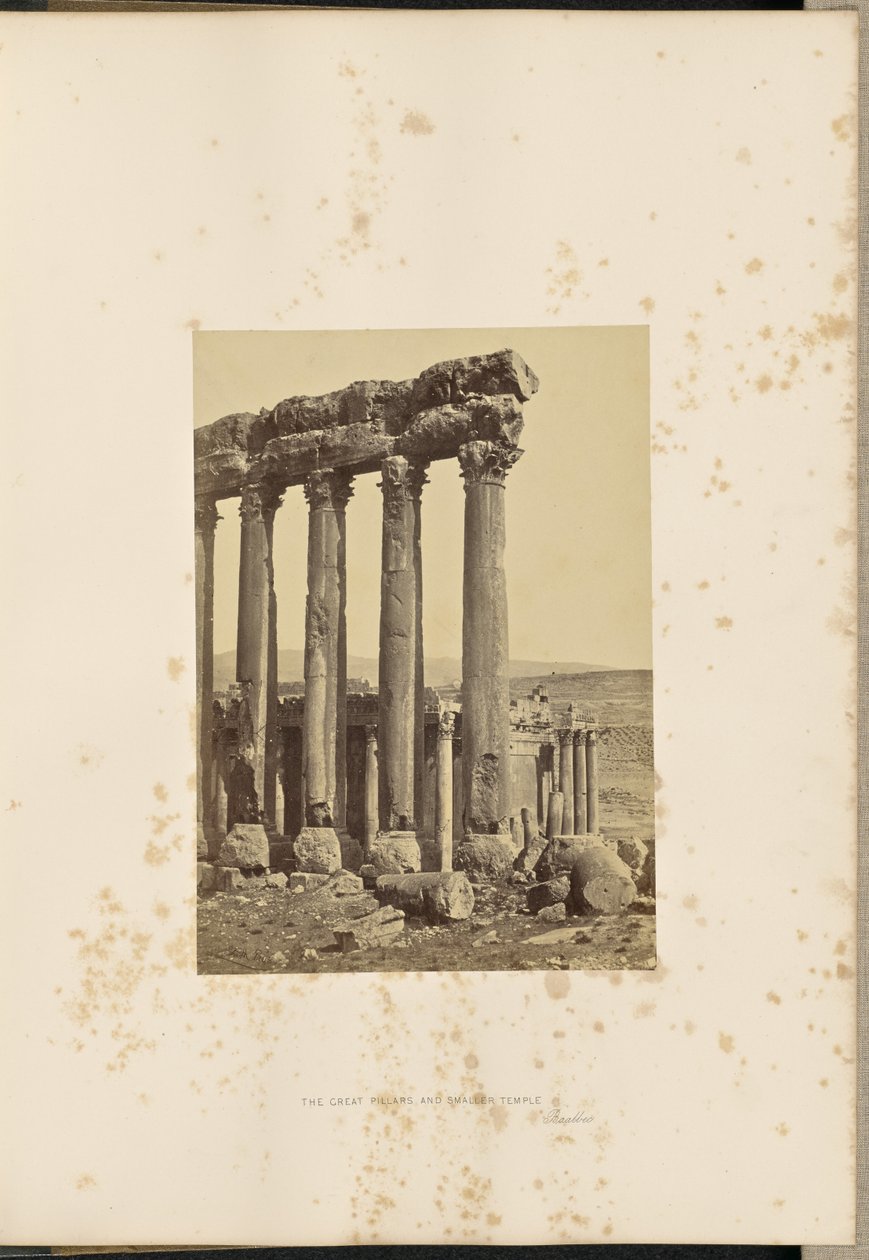 De stora pelarna och det mindre templet, Baalbec av Francis Frith