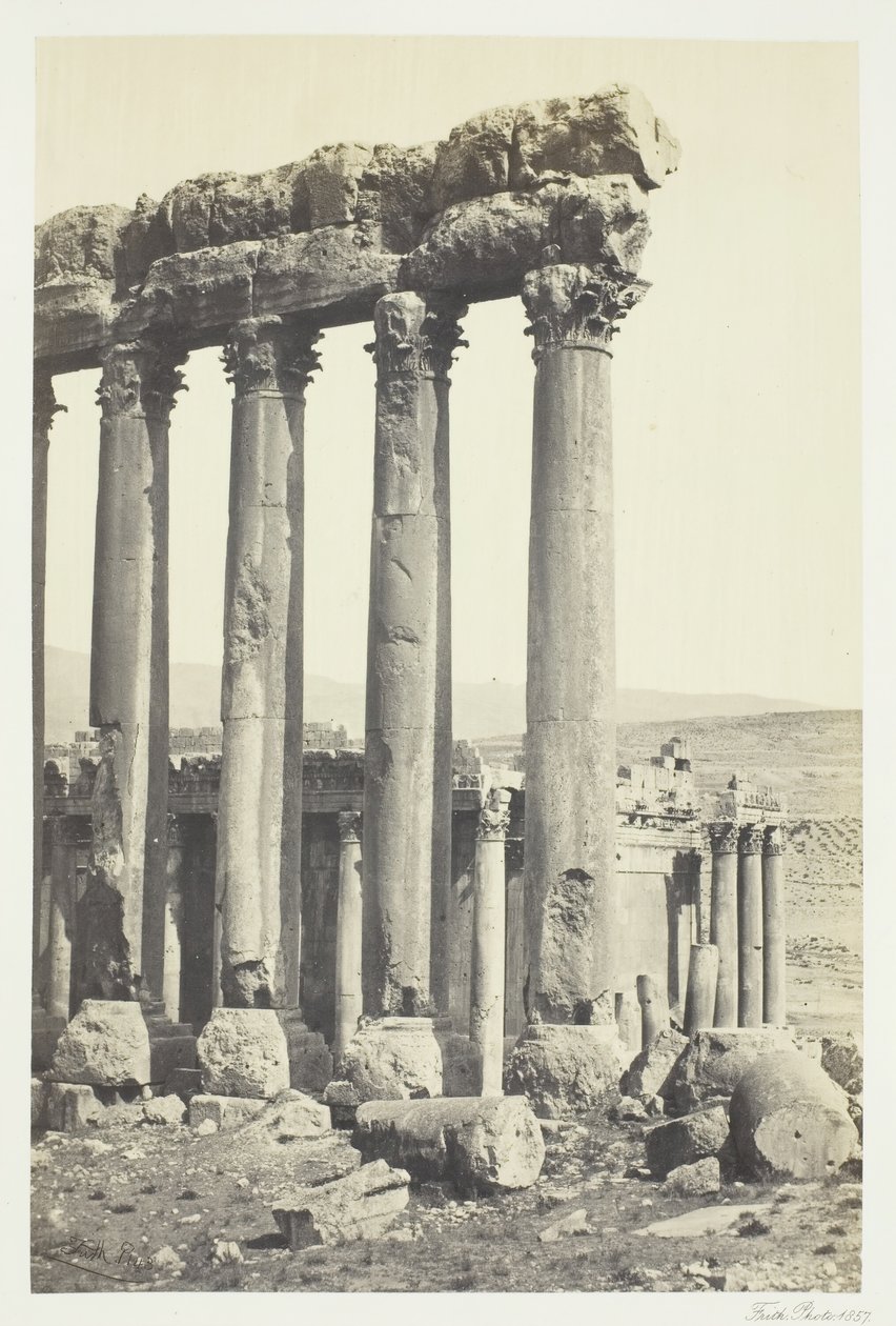De stora pelarna och det mindre templet, Baalbec, 1857. av Francis Frith
