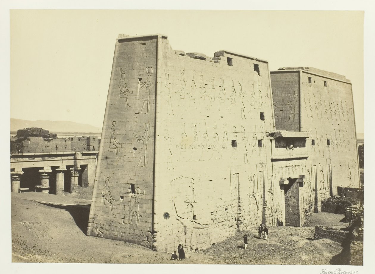 Den stora pylonen vid Edfou, övre Egypten, 1857. av Francis Frith