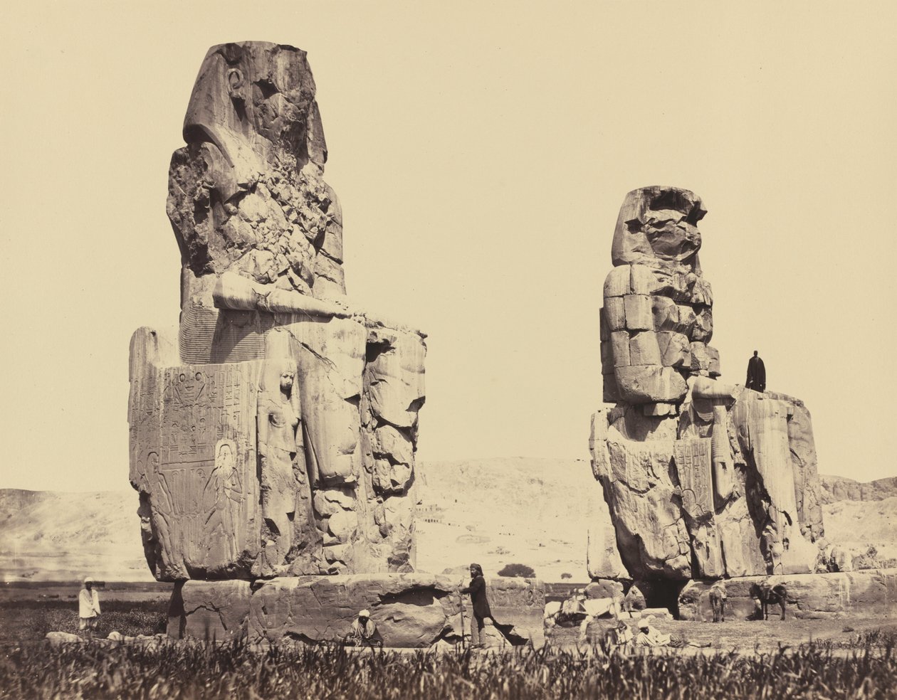 Statyerna på slätten, Thebe,1858 (foto) av Francis Frith