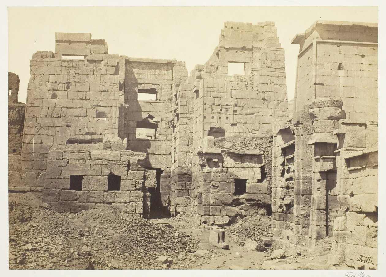 Tempelpalatset, Medinet-Haboo, ca. 1857. av Francis Frith