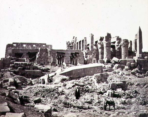 El-Karnaks tempel från sydöstra, ca 1856-59 (sepiafoto) av Francis Frith