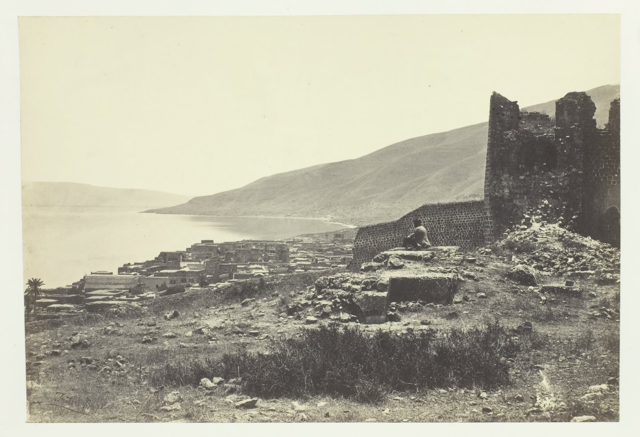 Staden och sjön Tiberias, från norr, 1857. av Francis Frith