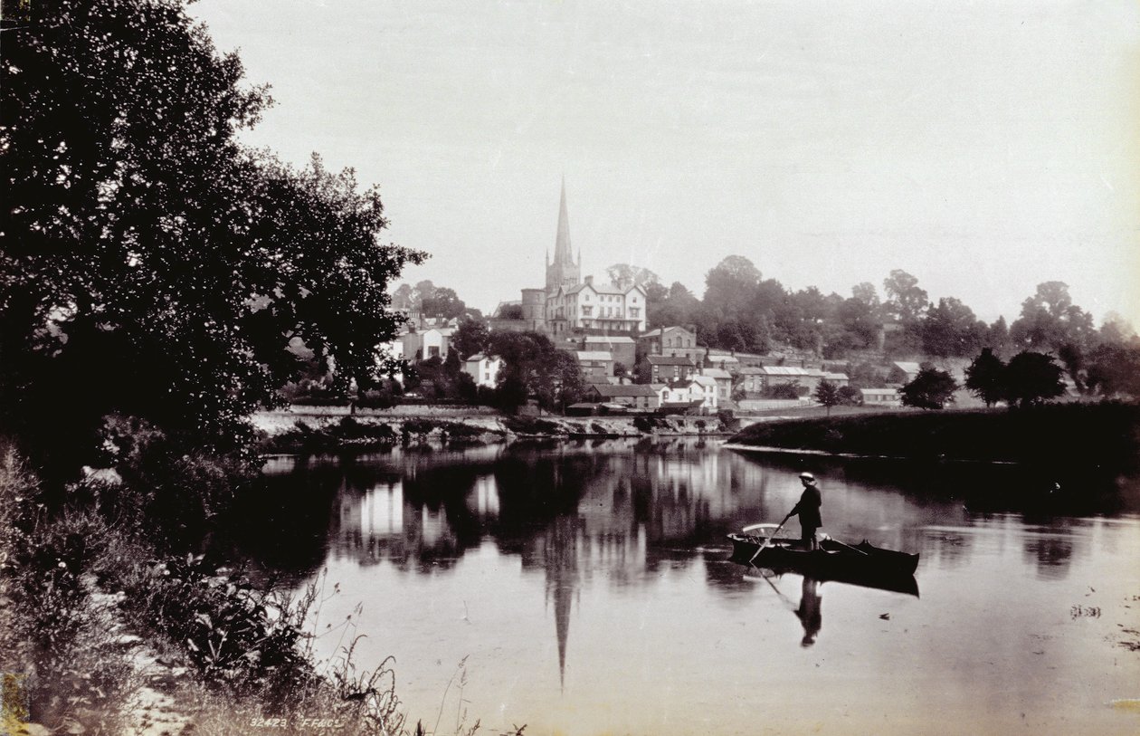 Staden Ross-On-Wye, sett från en flodbank. I förgrunden en man som står på en roddbåt av Francis Frith