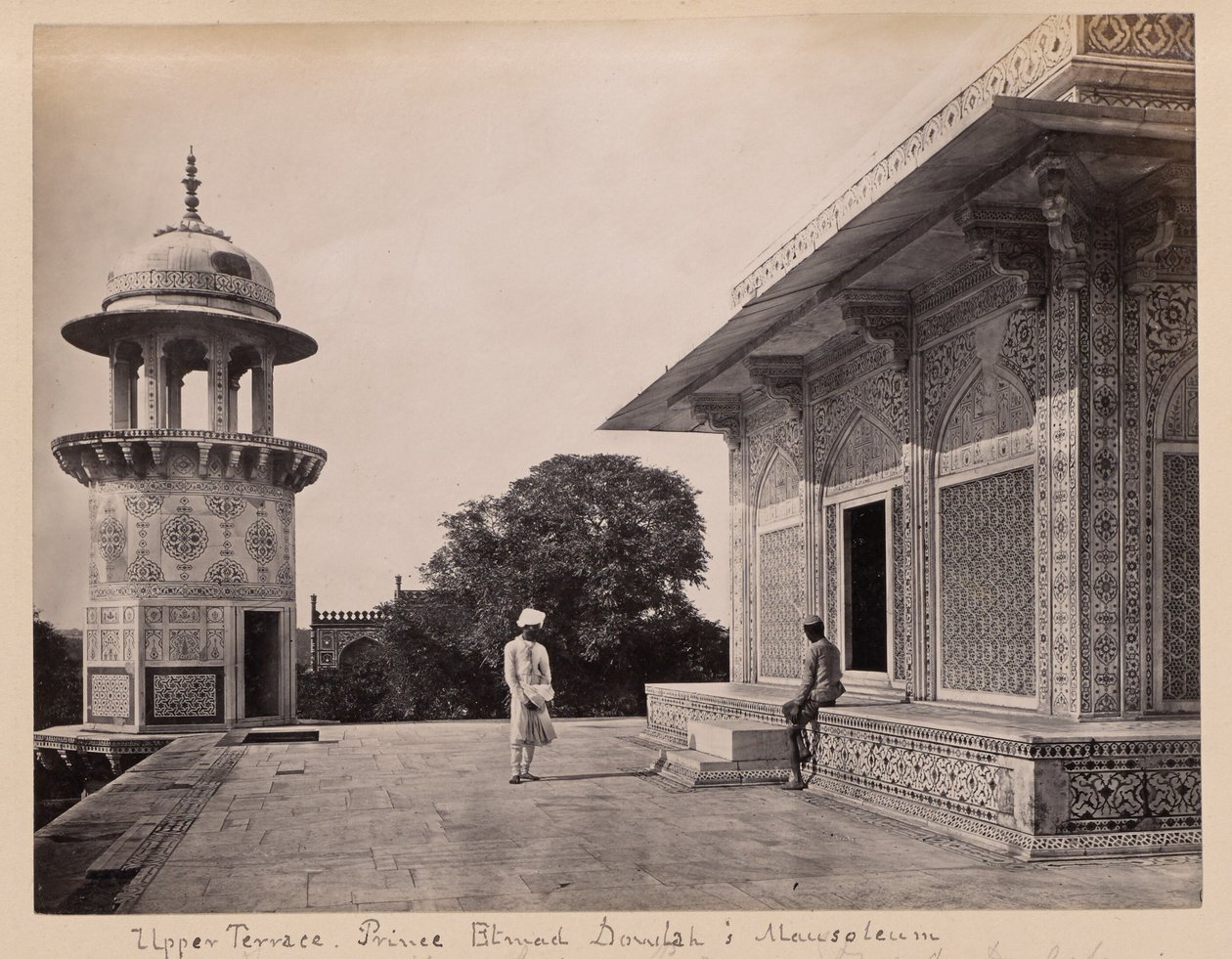 Övre terrassen, prins Etmad Dowlah; mausoleum, Agra av Francis Frith