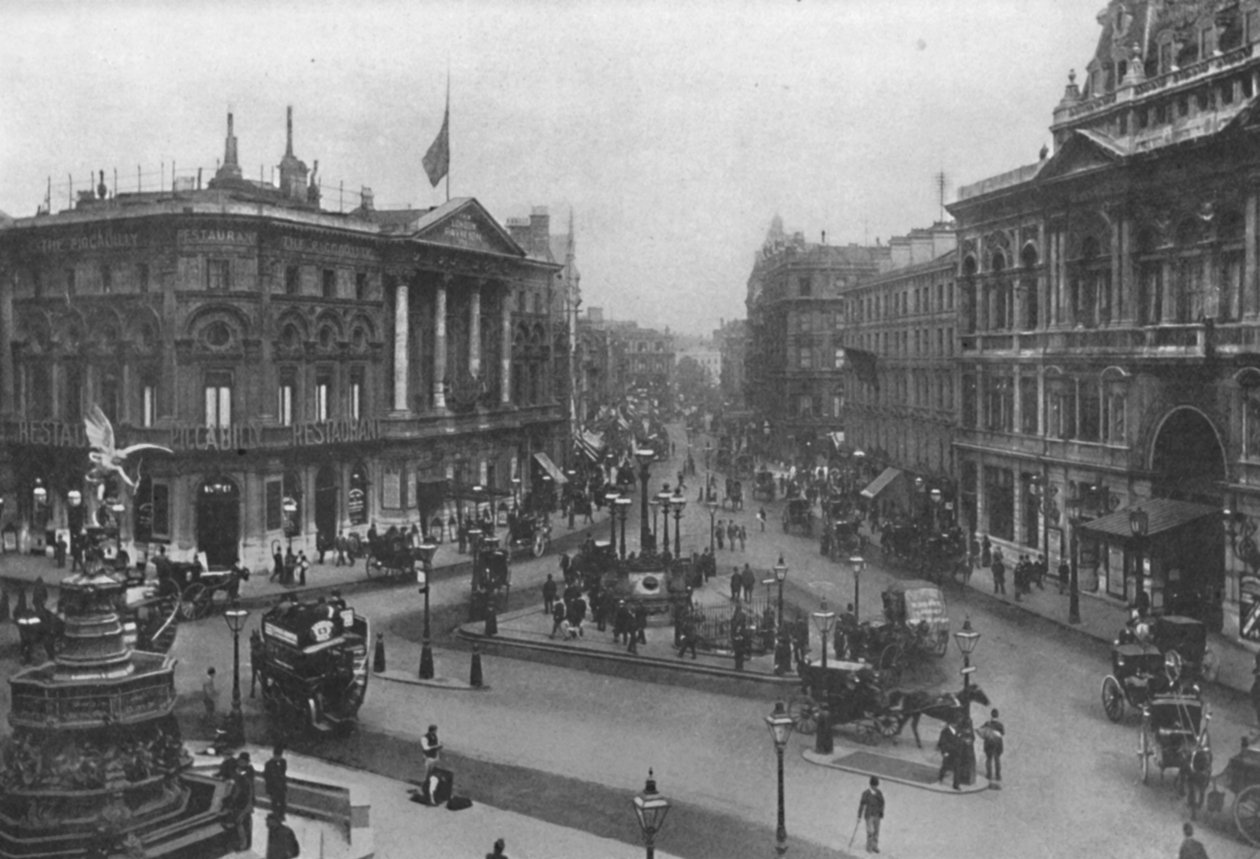 Piccadilly Circus, 1909. av Frith and Co