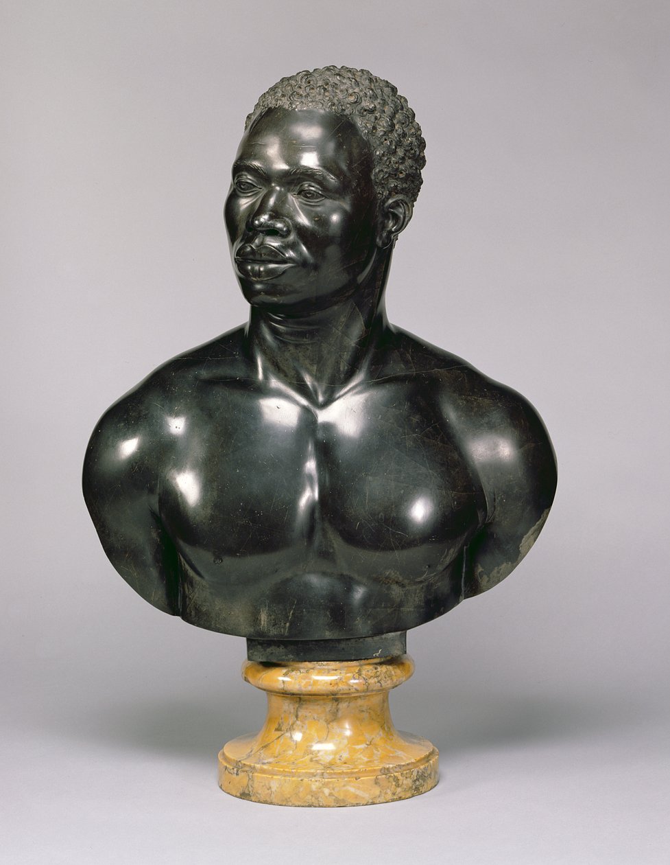 Mansbust (svart kalksten och gul marmor) (se även 281573) av Francis Harwood