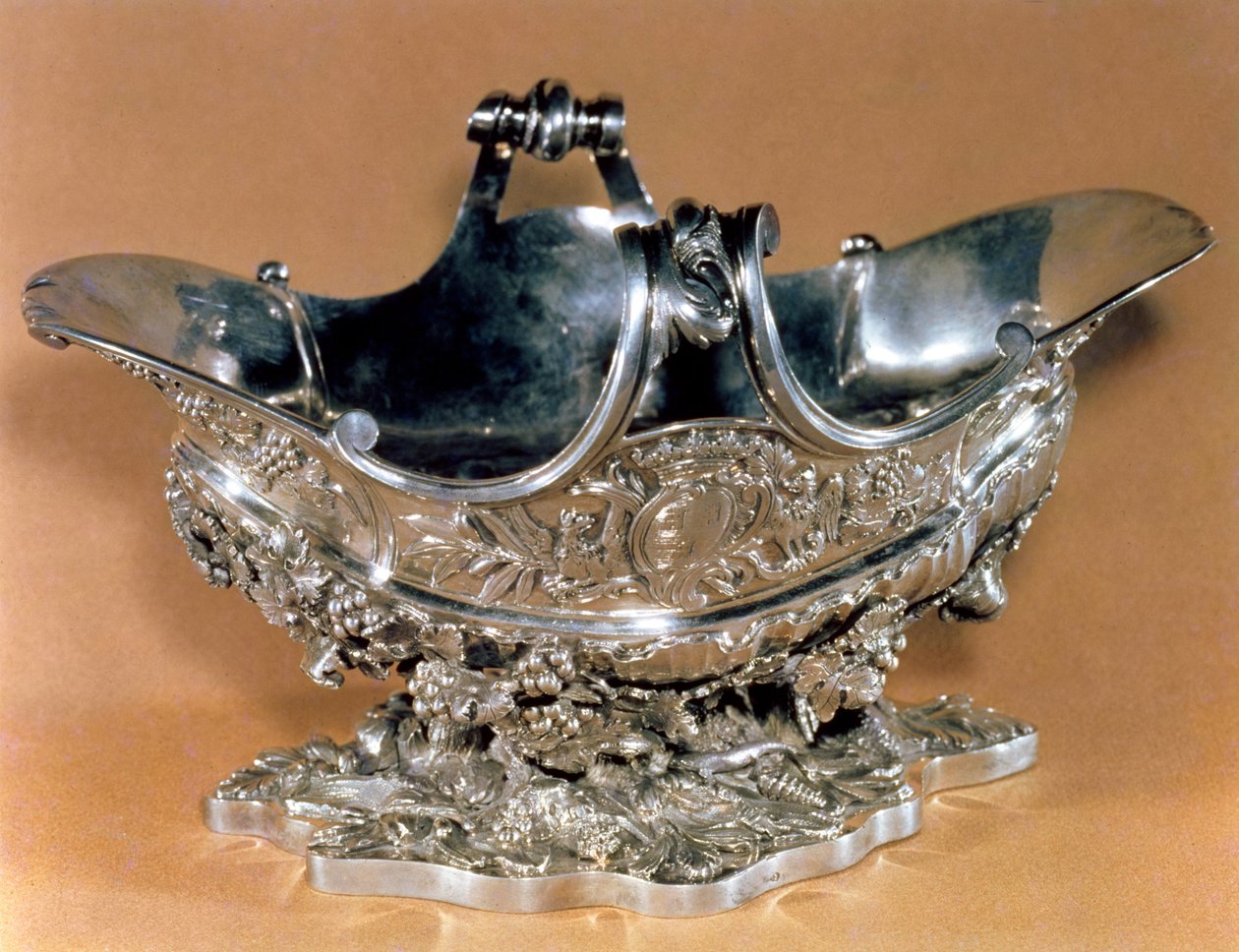 Såsbåt gjord för Mme-bordet. de Pompadour, som bär hennes vapen, Paris, 1745-55 (silver och paketförgylld) av Francois Joubert