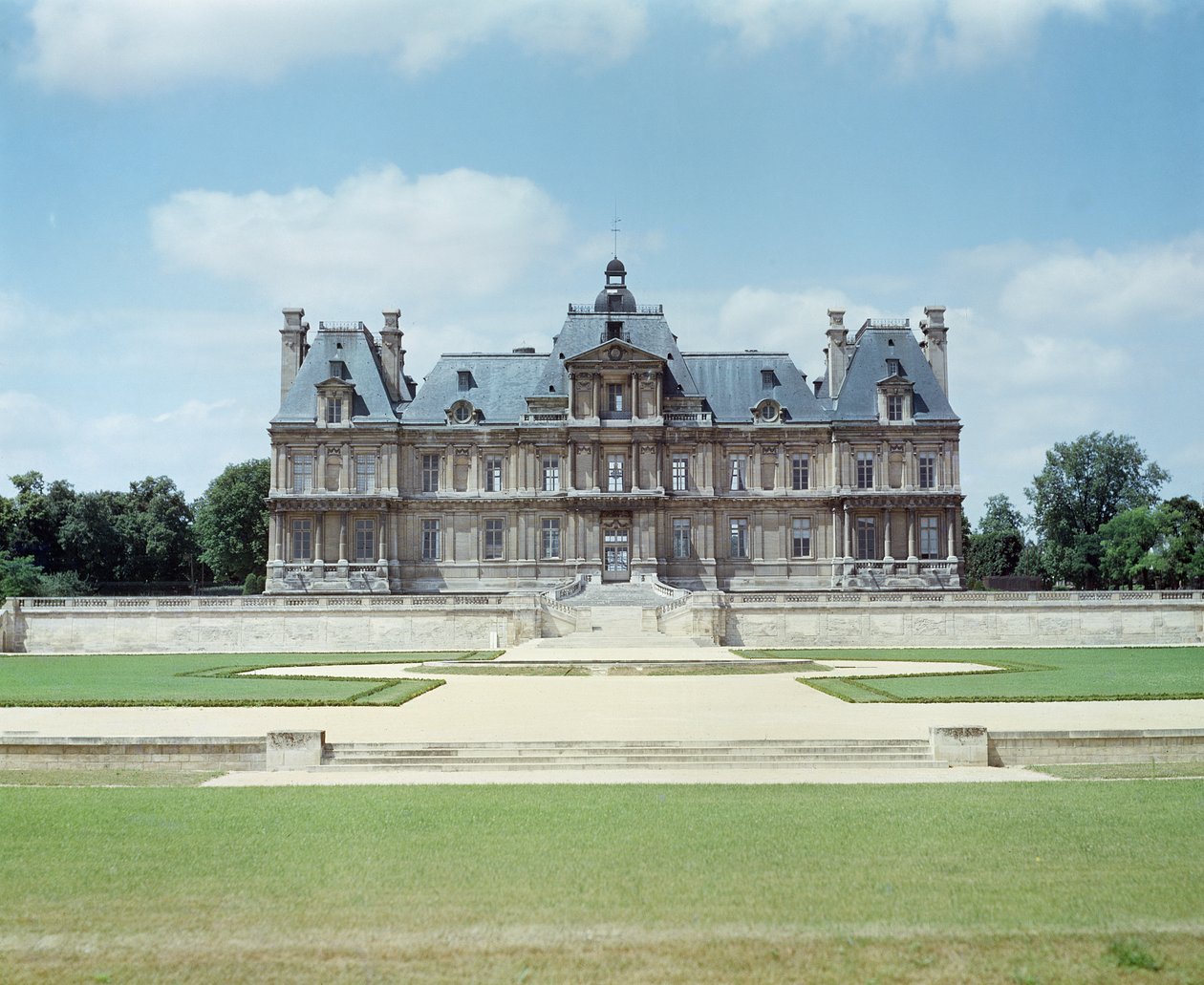 Utsikt över den östra fasaden av Chateau de Maisons-Laffitte, byggd 1642-51 av Francois Mansart
