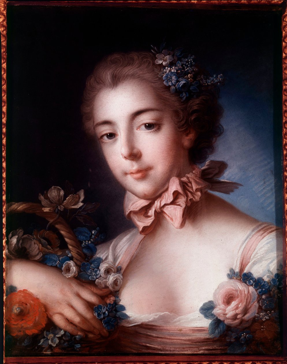 Porträtt av en ung kvinna lutad mot en korg med blommor. Pastellmålning av Francois Boucher (1703-1770) av François Boucher