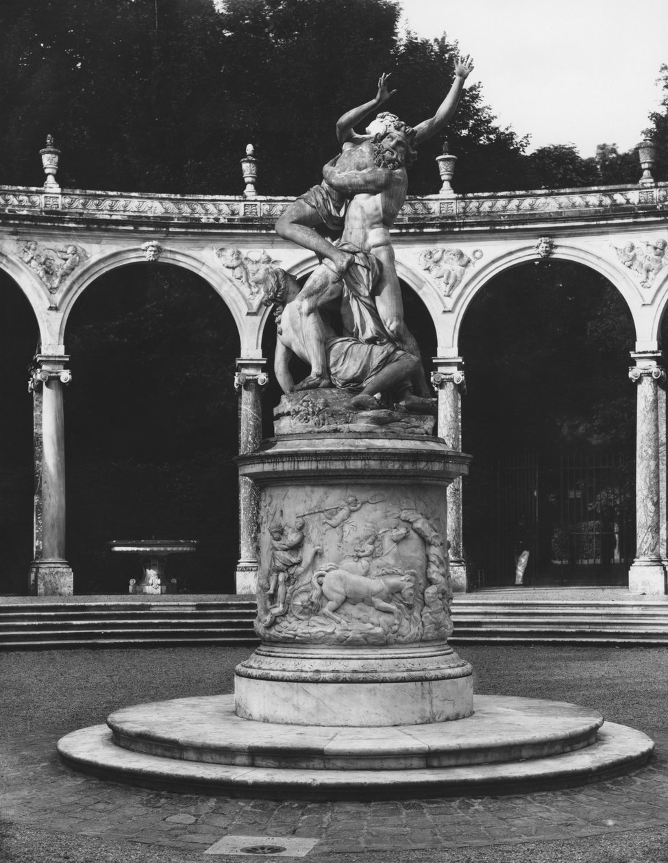 Våldtäkt av Proserpina av Pluto medan en av hennes följeslagare håller henne tillbaka, pelarlunden av Francois Girardon