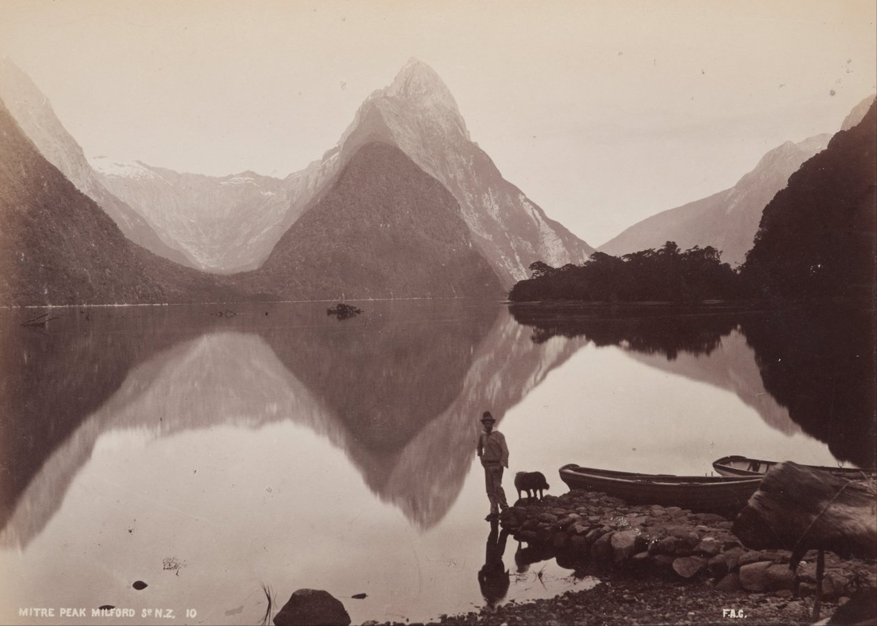 Mitre Peak, Milford Sound, NZ. Från albumet- Australasian scenery av Frank Coxhead