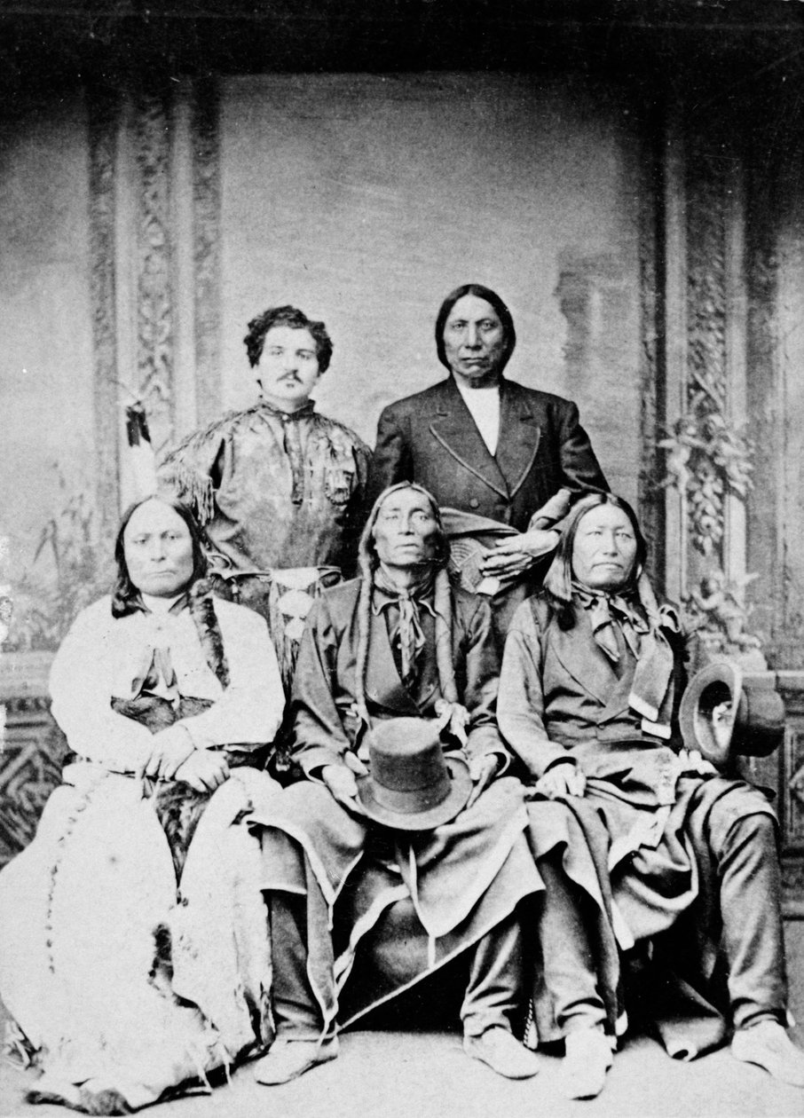Gruppporträtt av Sitting Bull, Swift Bear, Spotted Tail, Julius Meyer och Red Cloud, 1875 av Frank F. Currier