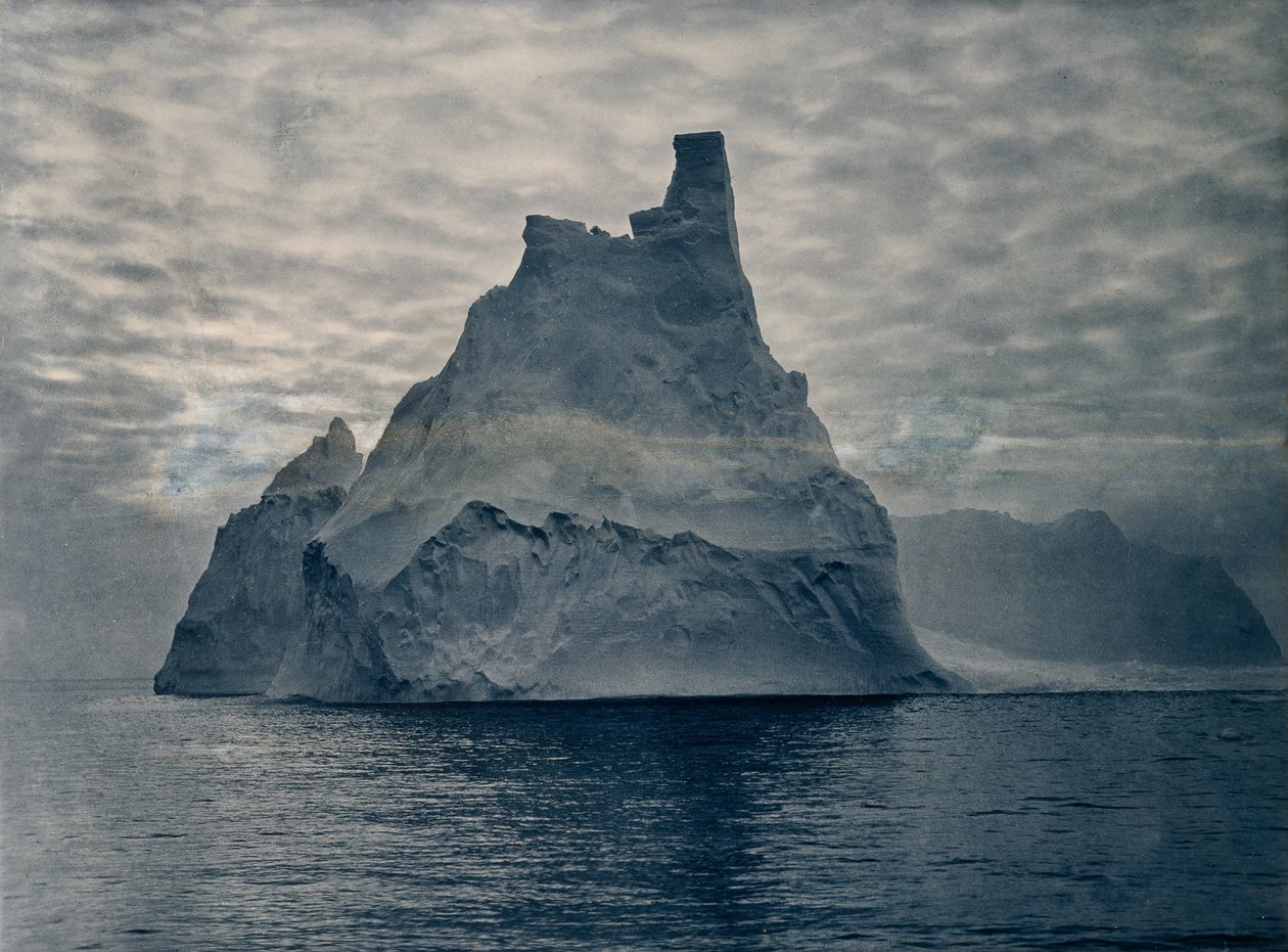 Ingen titel (ett torn med berg) av Frank Hurley