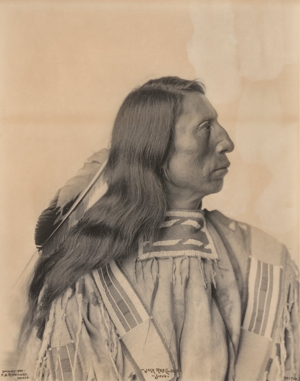 Porträtt av Jack Red Cloud, en Sioux-indian, sent 1800-tal. av Frank A. Rinehart