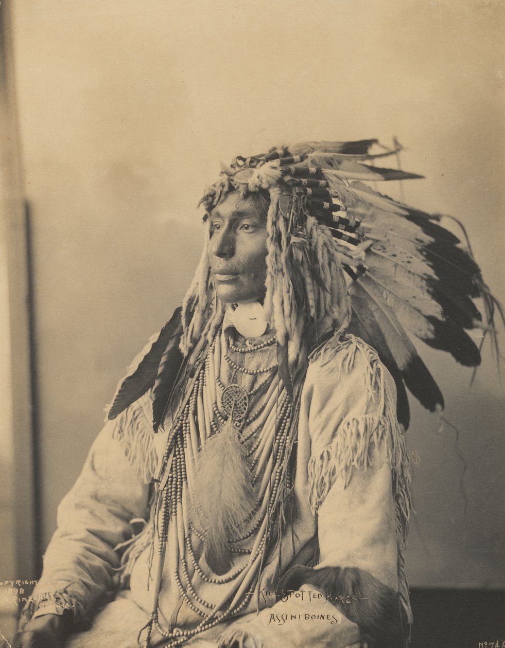 Kill Spotted Horse, Assiniboines, 1898 (platina palladium print) av Frank Albert Rinehart