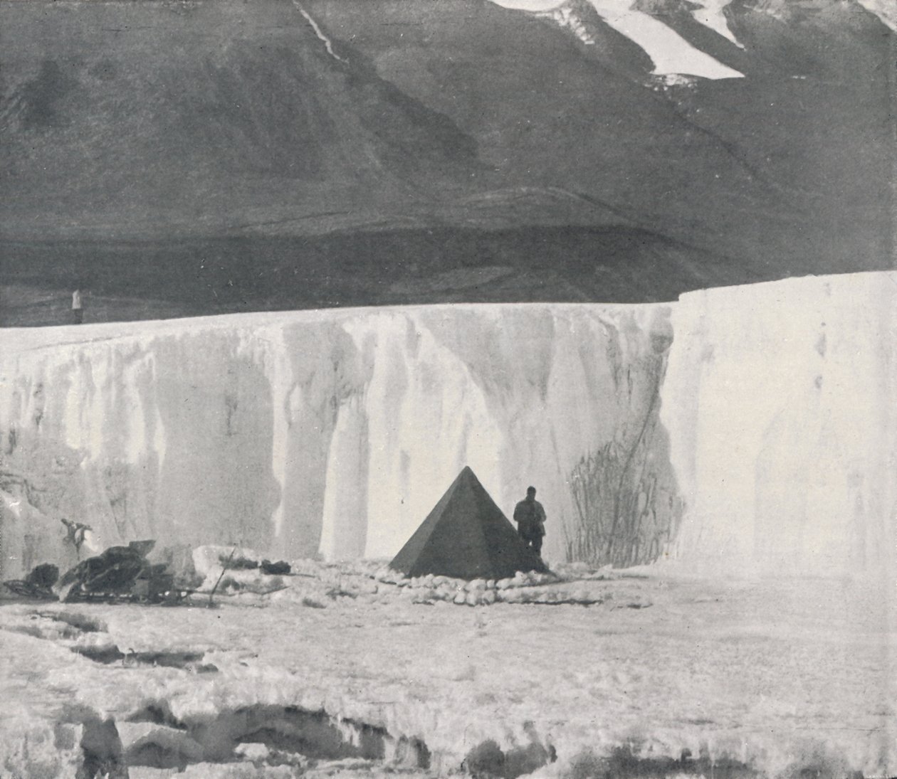 Alkovläger i en yta på Taylorglaciären, c1911, 1913 av Frank Debenham