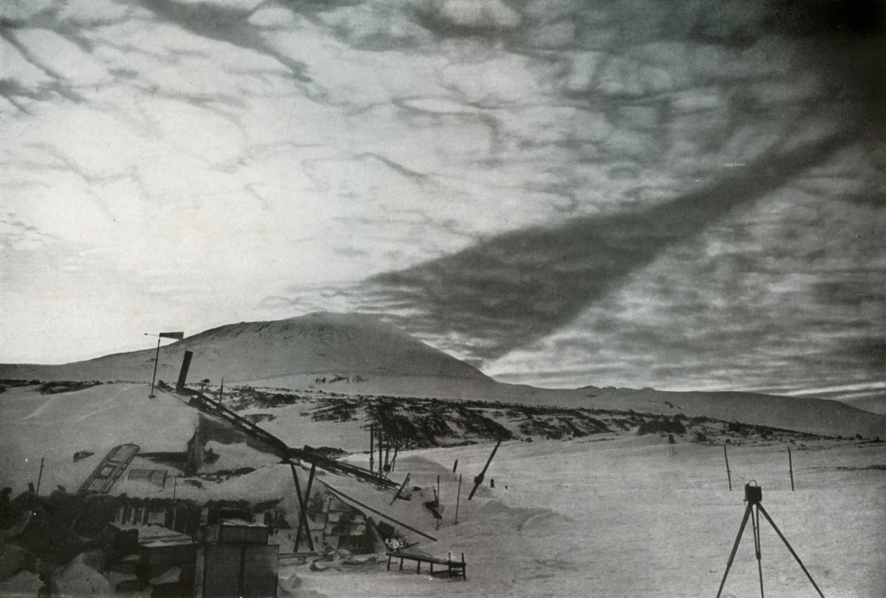Skuggan av berget Erebus på molnen, september 1911, 1913 av Frank Debenham