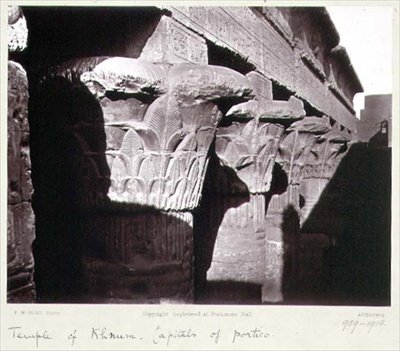 Portikens huvudstäder, Khnumtemplet, Esna (svartvitt foto) av Frank Mason Good
