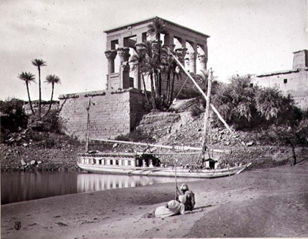 Trajans tempel, vy mot sydväst, Philae (svartvitt foto) av Frank Mason Good