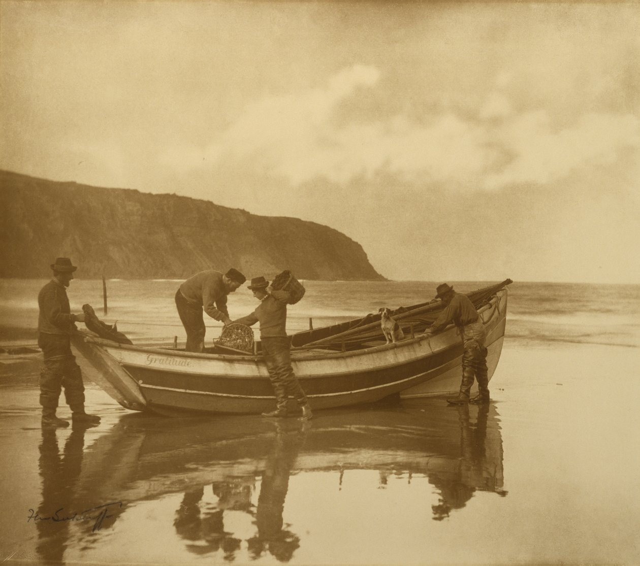 Beaching the Gratitude, ca 1890-talet (silvertryck med gelatin med toning) av Frank Meadow Sutcliffe