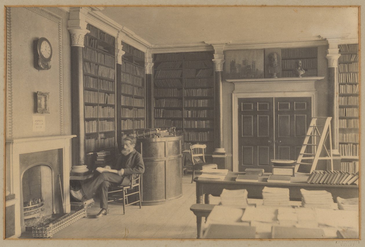 [Man som läser i ett bibliotek] av Frank Meadow Sutcliffe