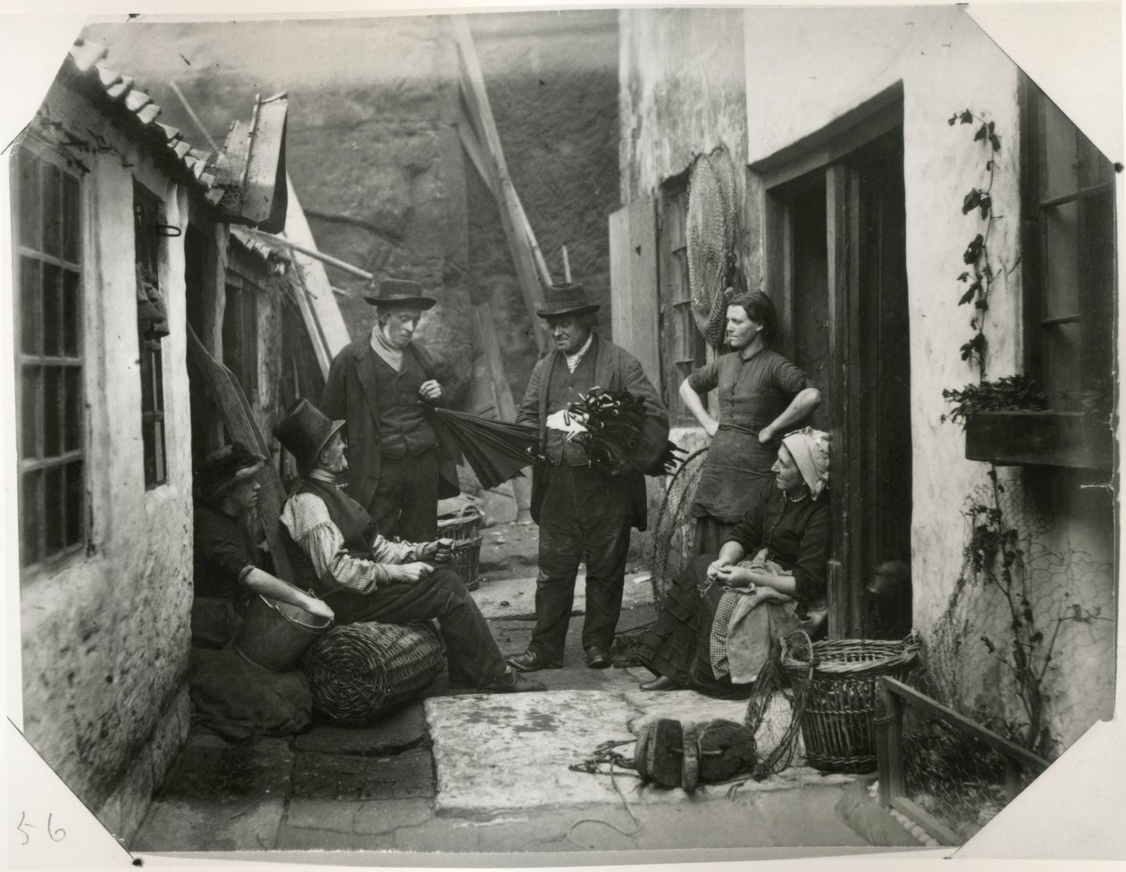 Whitby Fisher Folk, ca 1885 (albumintryck) av Frank Meadow Sutcliffe