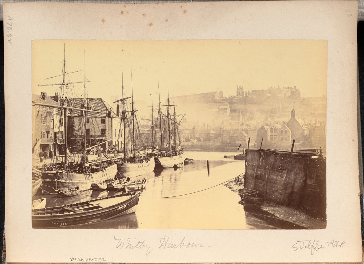 Whitby hamn av Frank Meadow Sutcliffe