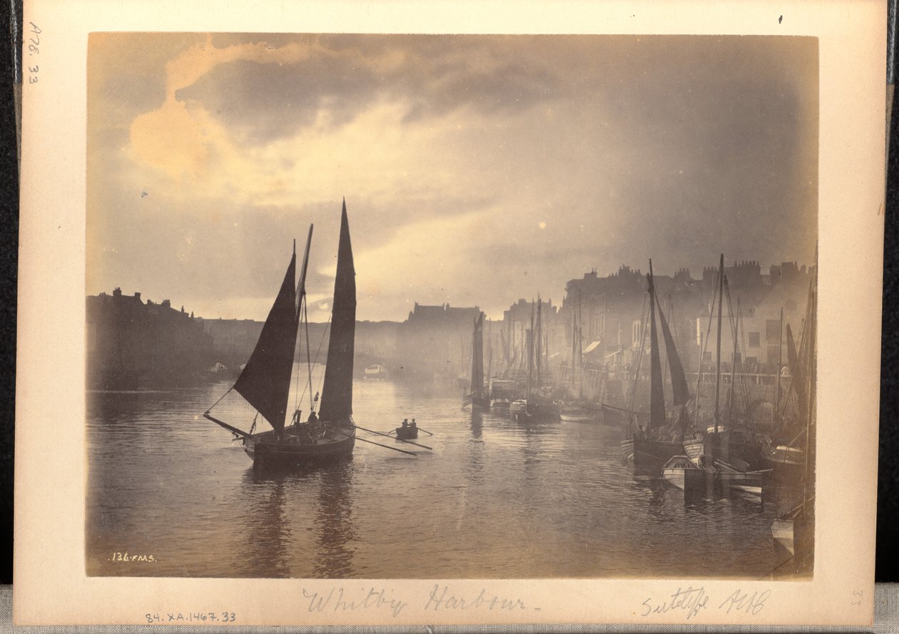 Whitbys hamn av Frank Meadow Sutcliffe