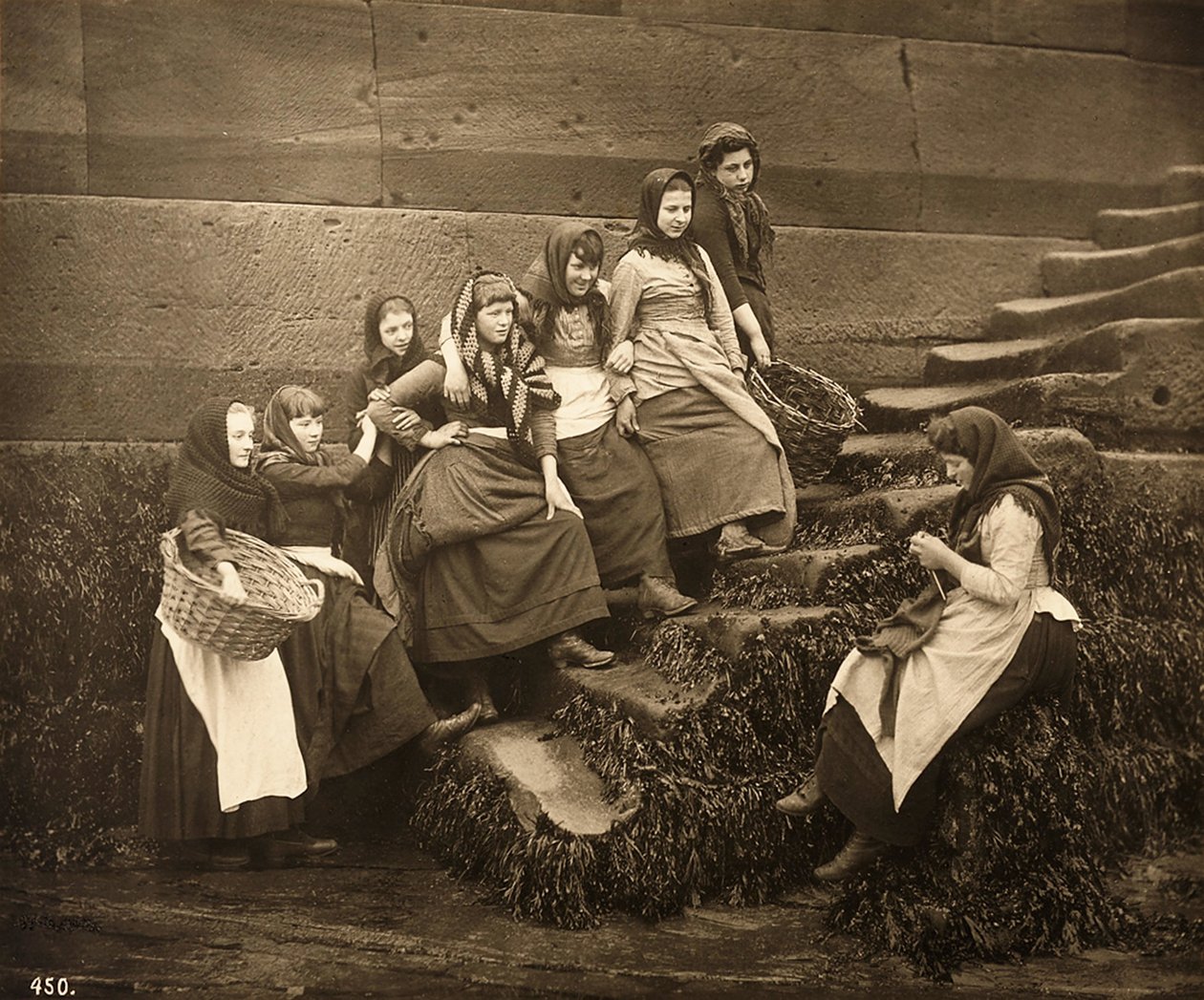 Kvinnor som väntar på dagarnas fångst, Whitby Harbour, North Yorkshire, ca 1899 av Frank Meadow Sutcliffe