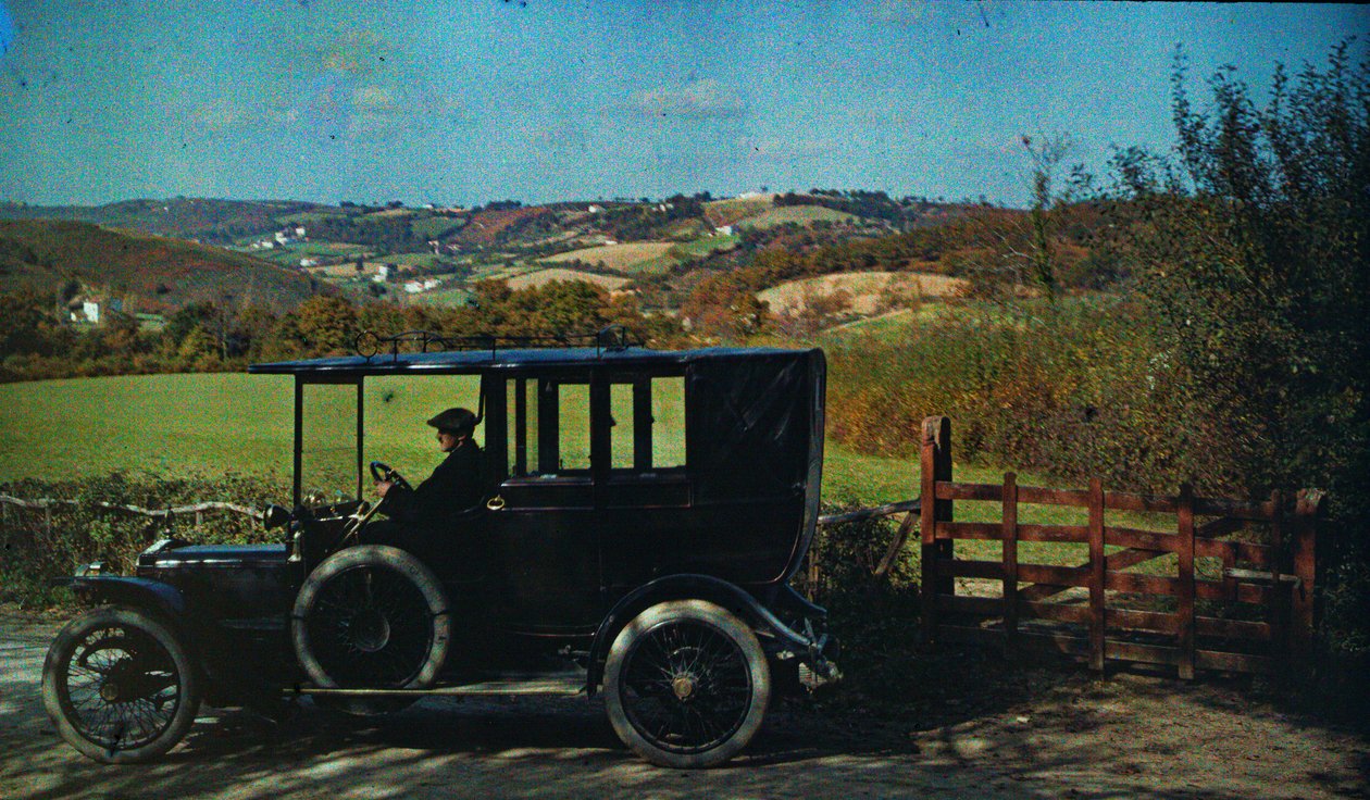 Tidig autokrom färgbild från cirka 1916. Man i en bil, kanske fotografen i England,... av Franklin Price Knott