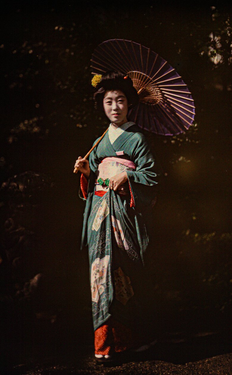 Japansk kvinna med parasoll och kimono, autokrom i tidig färg, ca 1916 (foto) av Franklin Price Knott