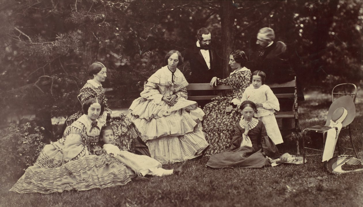 [Gruppporträtt av fyra kvinnor, två män och tre barn i en trädgård], 1850-60-tal. av Franz Antoine