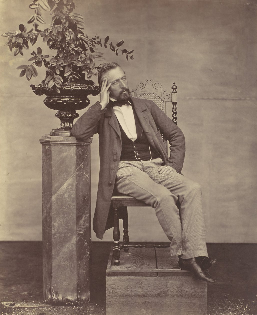 [Mathias Höusermann sittande med armbåge på piedestal med en vas med blommor], 1850-60-tal. av Franz Antoine