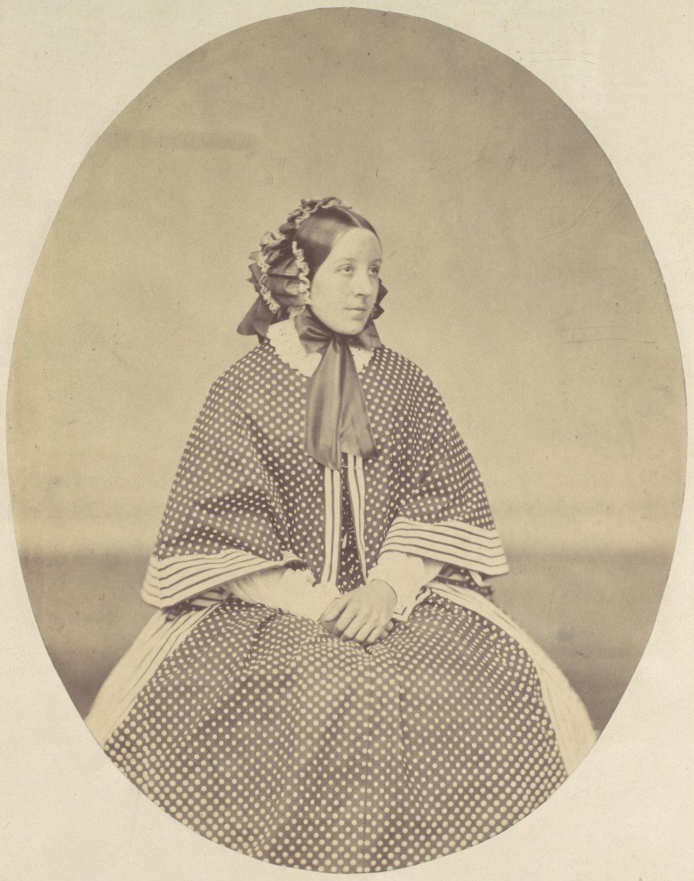 [Ung kvinna i prickig klänning], 1850-60-tal. av Franz Antoine