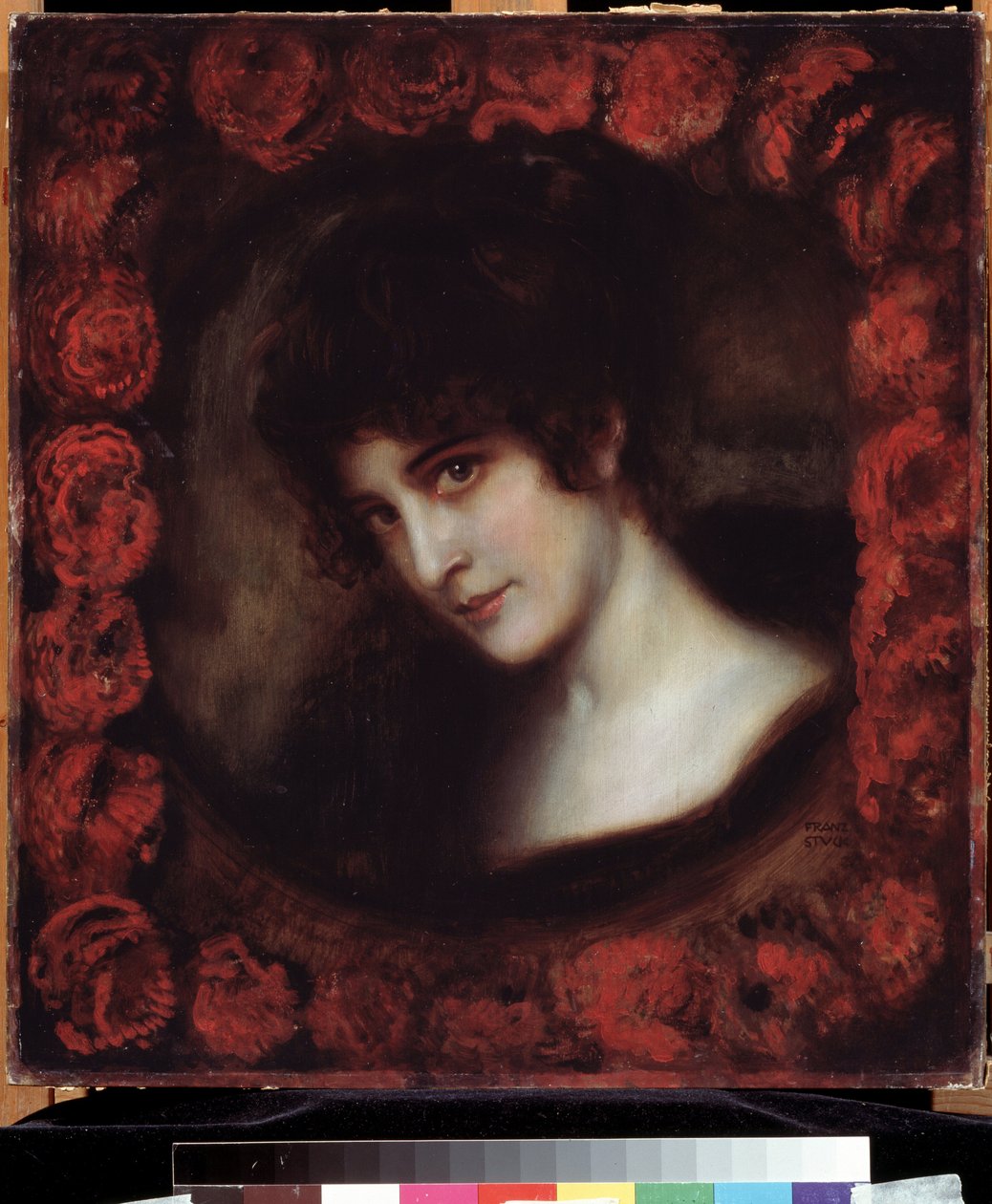 ""Portrait of a Woman"" (Portrait of a Woman) Ung mörkhårig kvinna med ett ansikte inramat av rosor. Målning av Franz Ritter von Stuck (1863-1928) Pushkin-museet i början av 1900-talet, Moskva av Franz von Stuck
