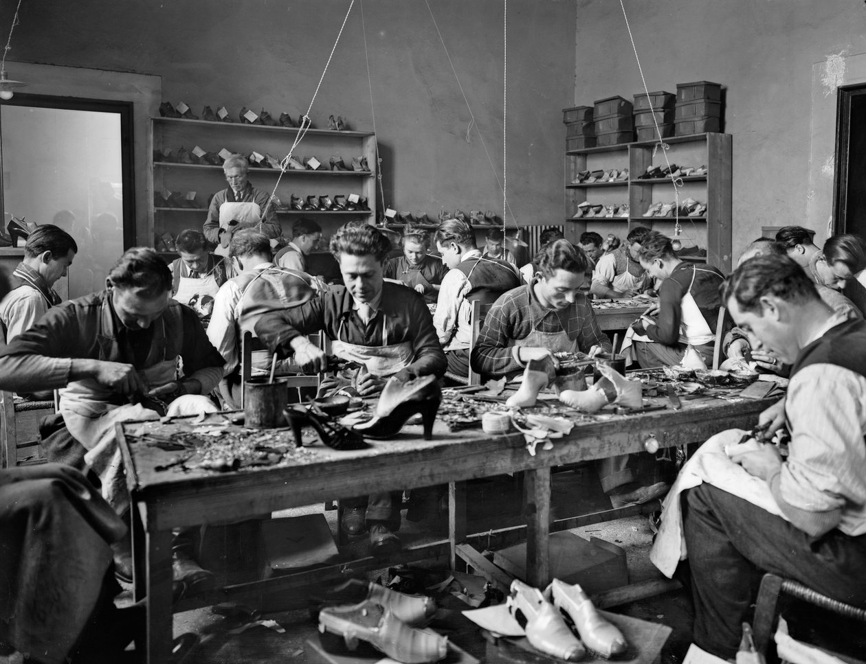 Hantverkare på jobbet i skodesignern och tillverkaren Ferragamos studio i Palazzo Feroni, Florens, 1937 (glasplatta) av Fratelli Alinari Fratelli Alinari
