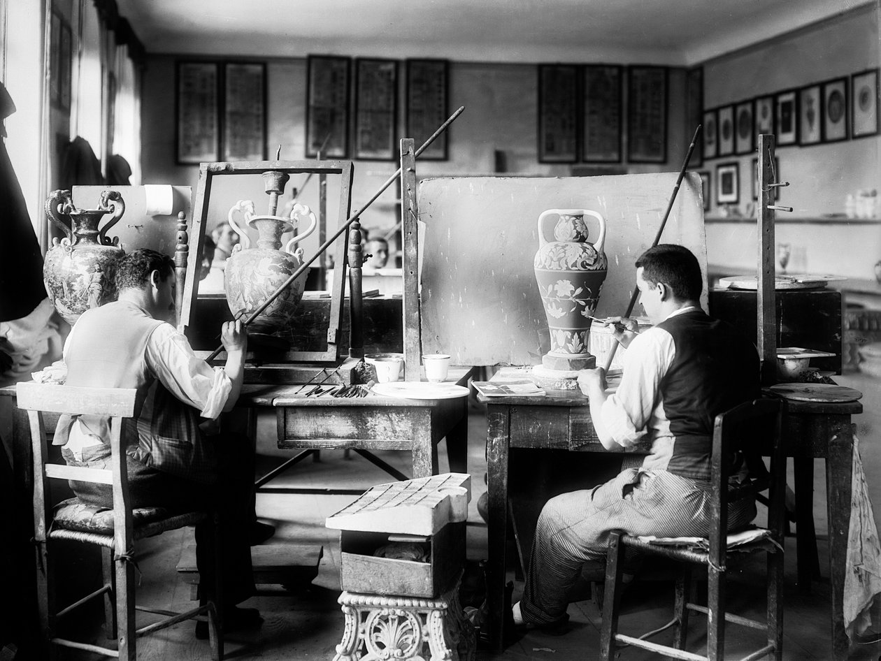 Dekoratörer i Ginori-fabriken, i Doccia nära Florens, 1937 (glasplatta) av Fratelli Alinari Fratelli Alinari