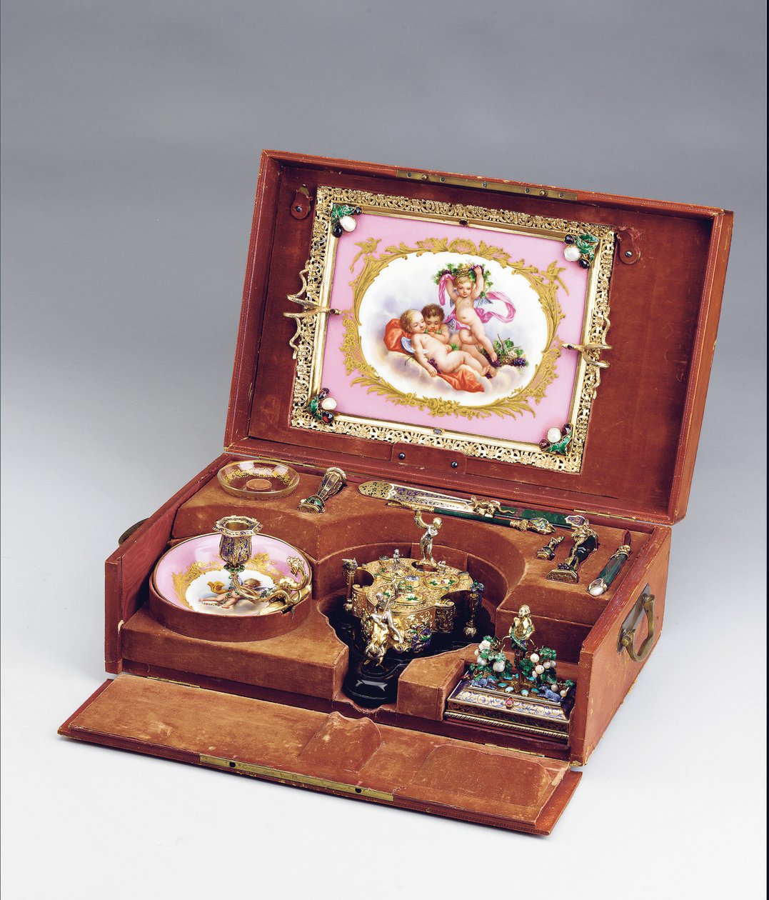 Napoleon III Case Necessarie de Bureau, c.1864-66 (emaljerat silver, förgyllt silver, blodsten, porslin i Sevres-stil och halvädelstenar) (se även 1065856-9) av Frederic Jules and Wiese Jules  Rudolphi